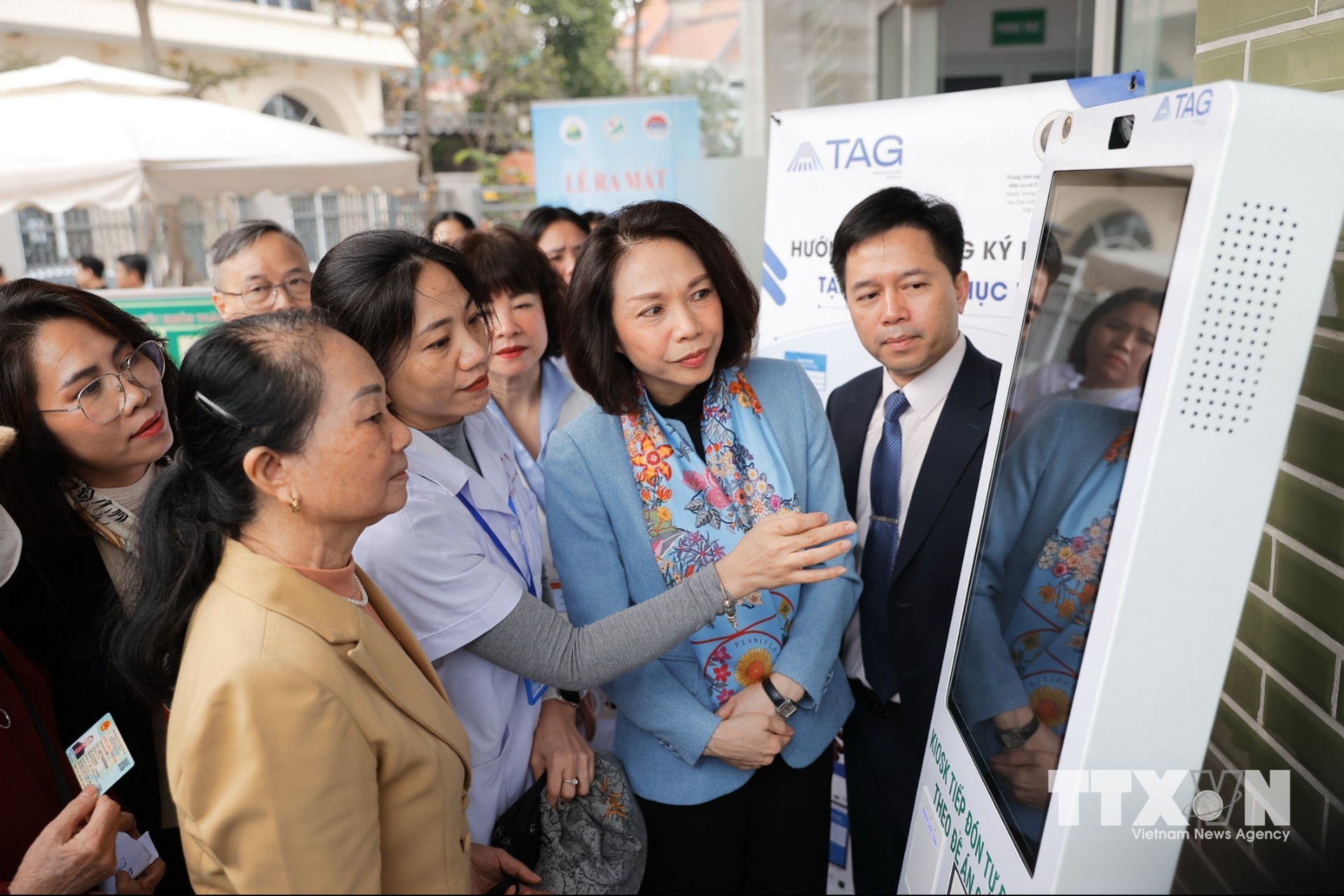 Đại biểu tham quan điểm trạm chuyển đổi số toàn diện phường Bồ Đề. (Ảnh: Minh Quyết/TTXVN)